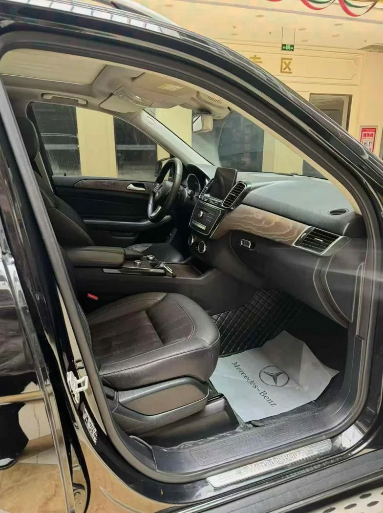 奔驰GLE 后面外观三