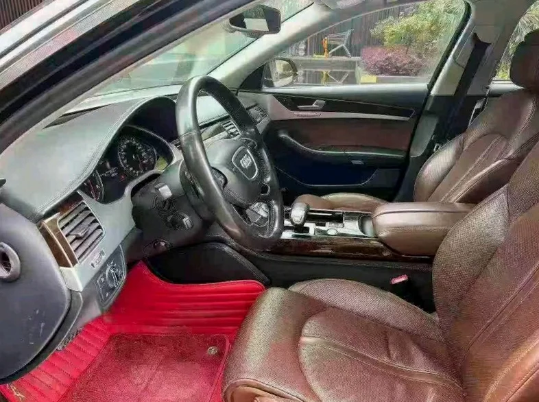 奥迪A8L 内饰后排