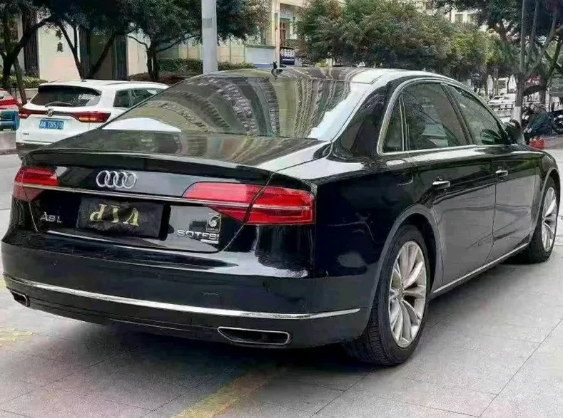 奥迪A8L 内饰前排