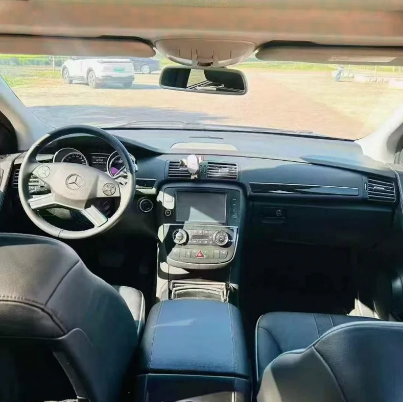 奔驰R 后面外观三