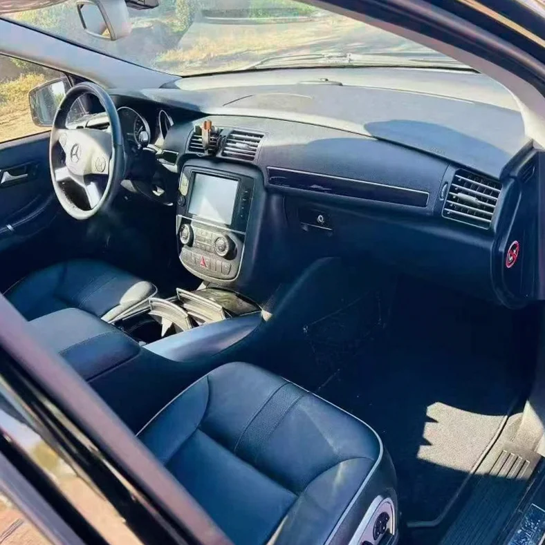 奔驰R 后面外观一