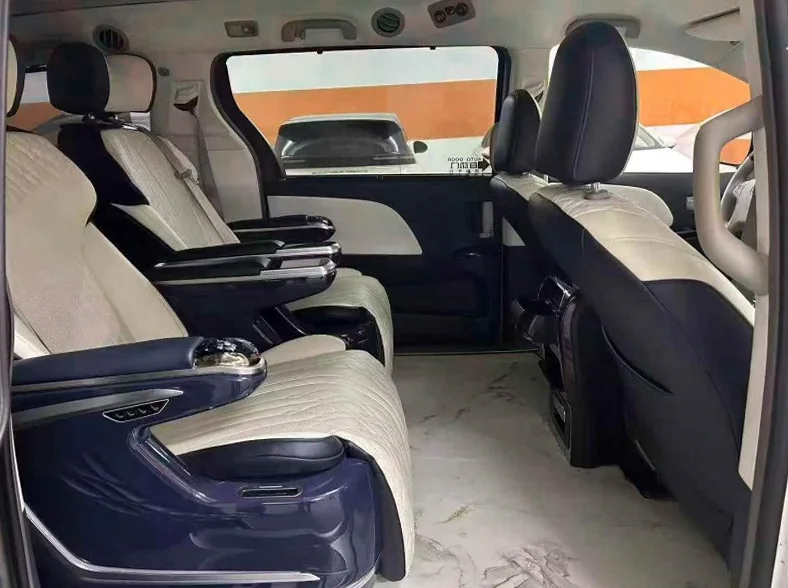 丰田塞纳 后面外观二