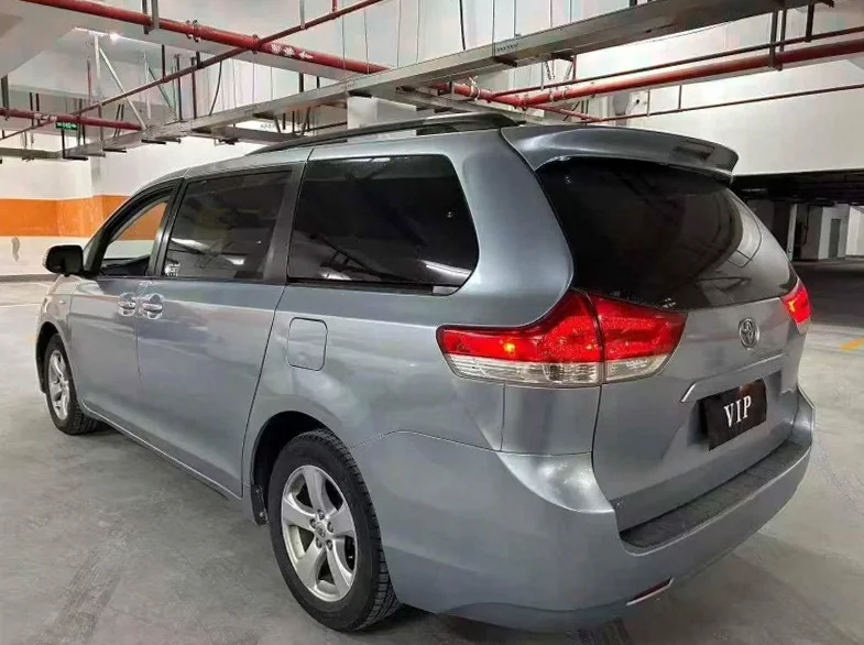 丰田塞纳 驾驶室