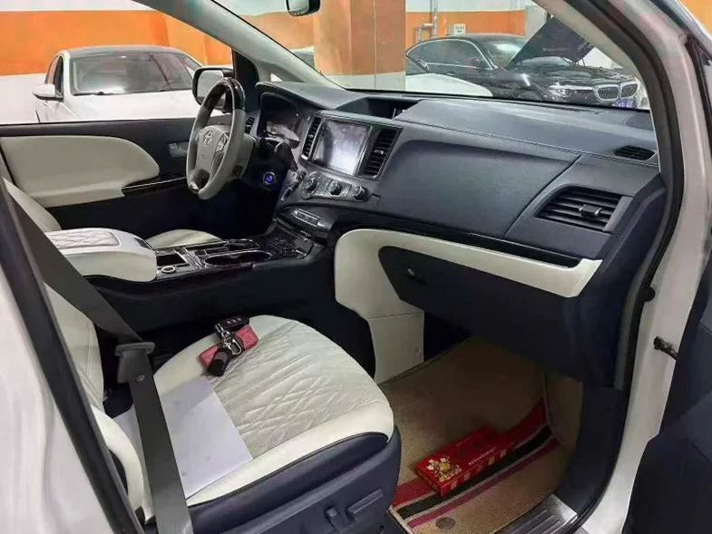 丰田塞纳 后面外观一