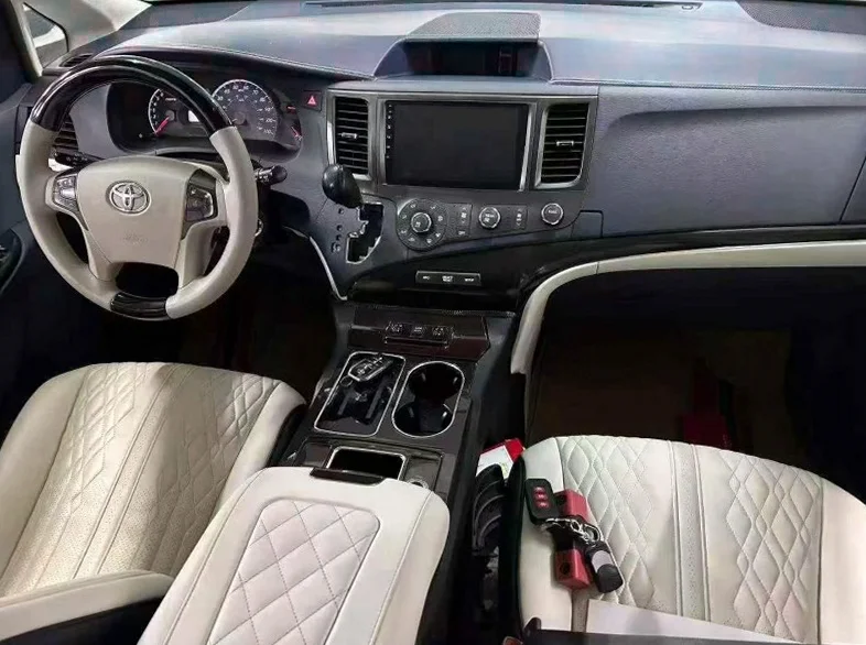 丰田塞纳 后面外观三