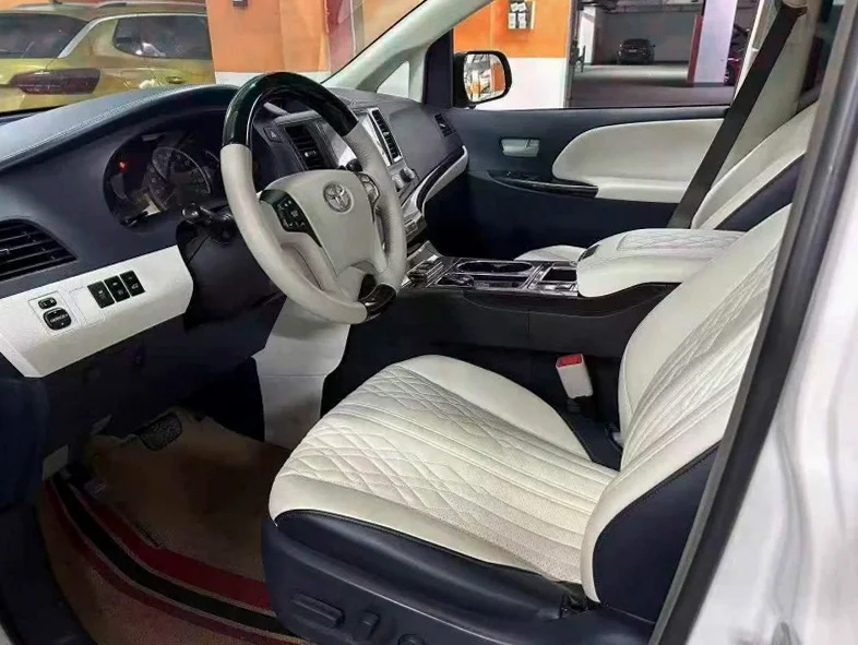 丰田塞纳 内饰前排