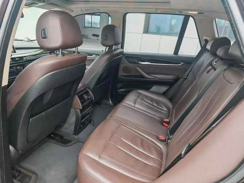 宝马X5 后面外观一