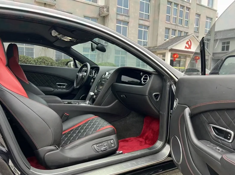 宾利欧陆 后面外观一