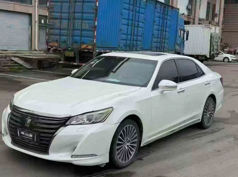 丰田皇冠 正面外观三