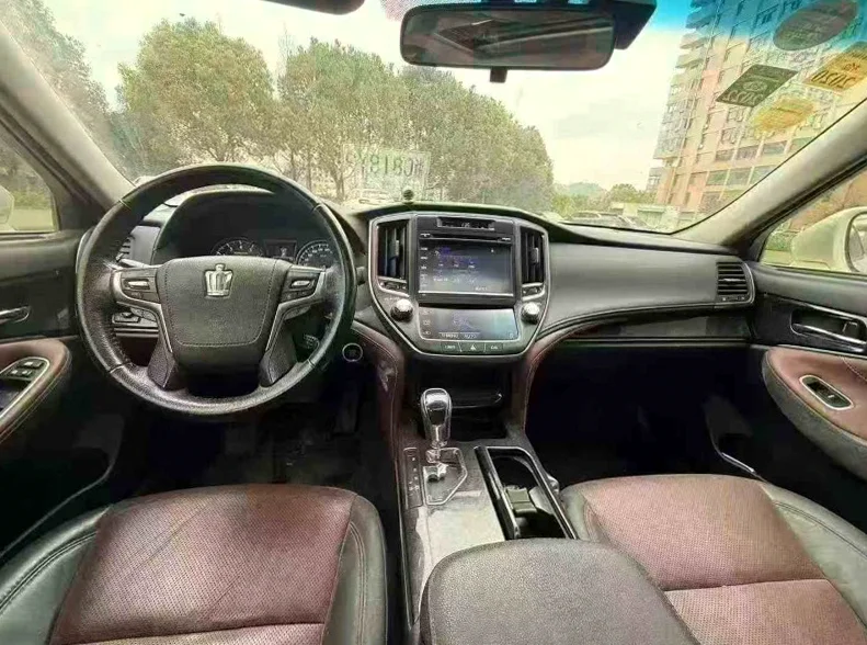 丰田皇冠 后面外观一