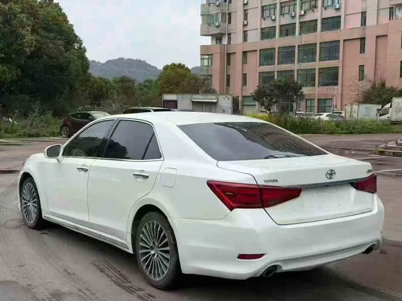 丰田皇冠 内饰后排