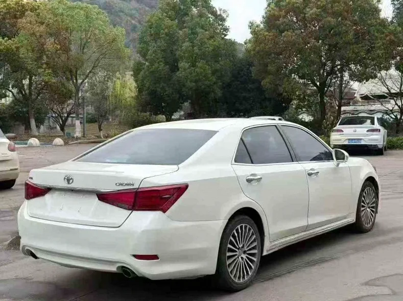 丰田皇冠 内饰前排