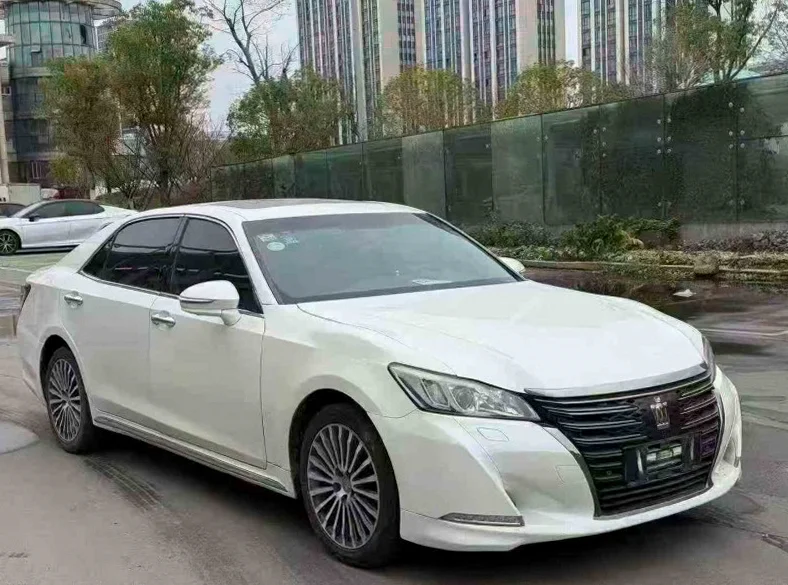 丰田皇冠 正面外观二