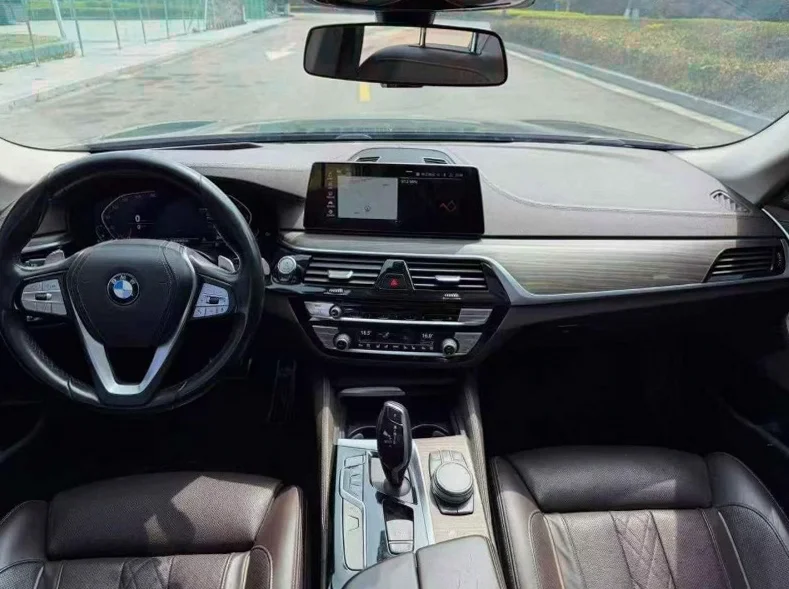 宝马5系 后面外观一