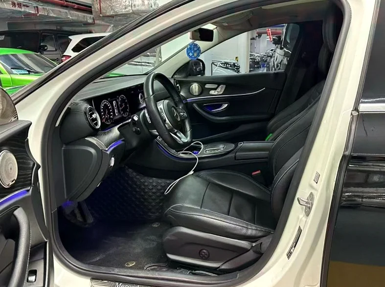 奔驰E 后面外观一