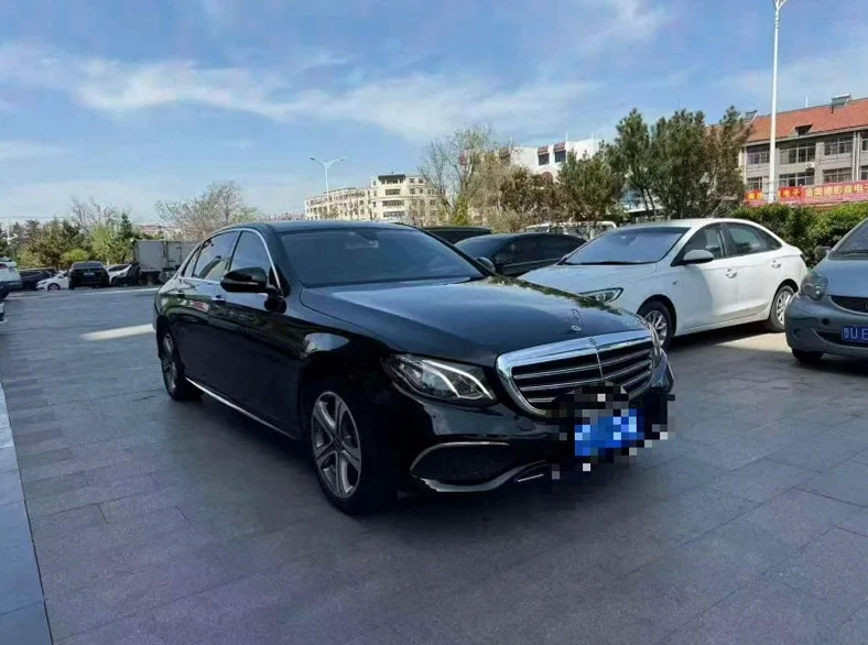 奔驰E 正面外观二