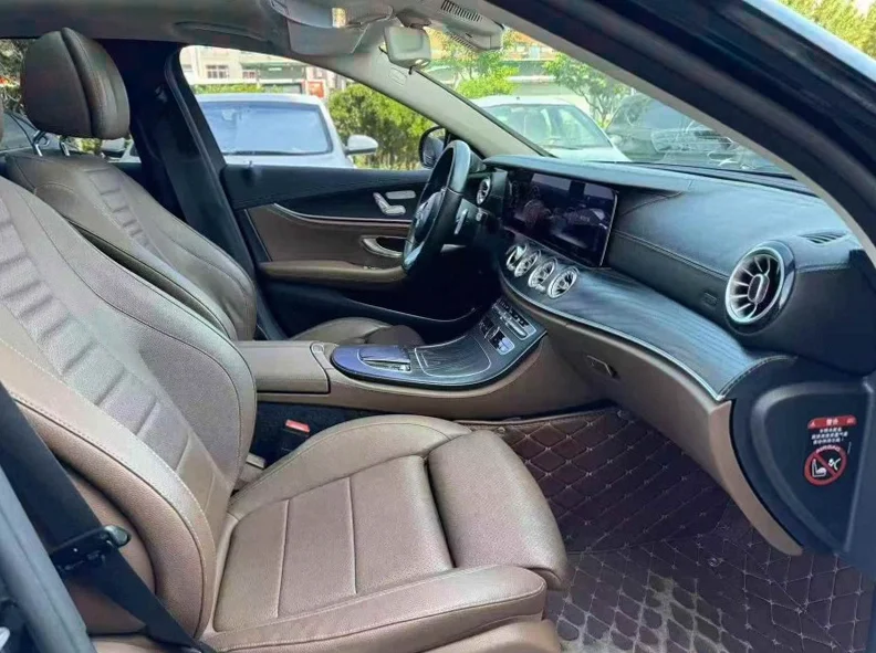 奔驰E 内饰后排