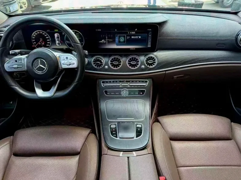 奔驰E 内饰前排