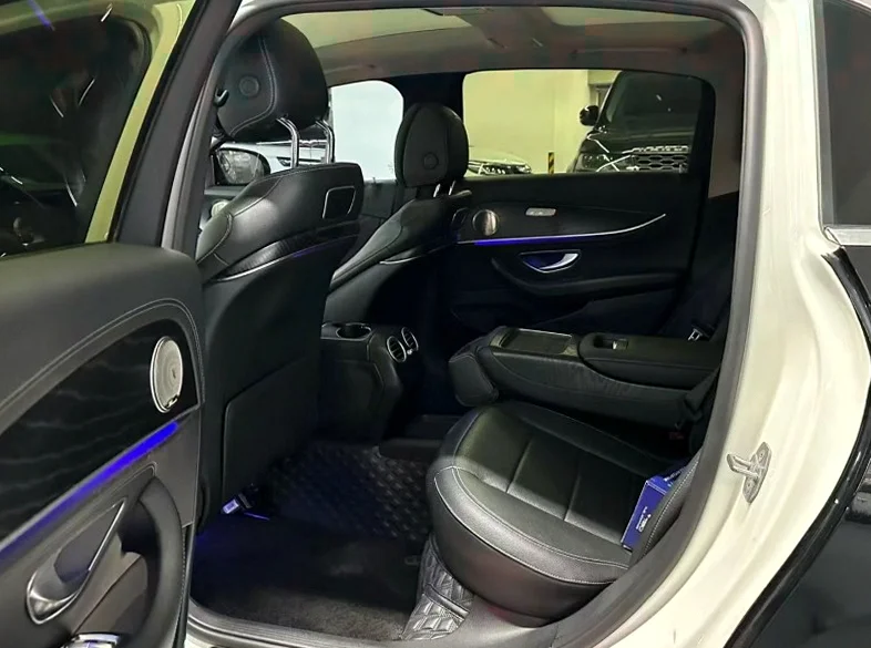 奔驰E 后面外观三