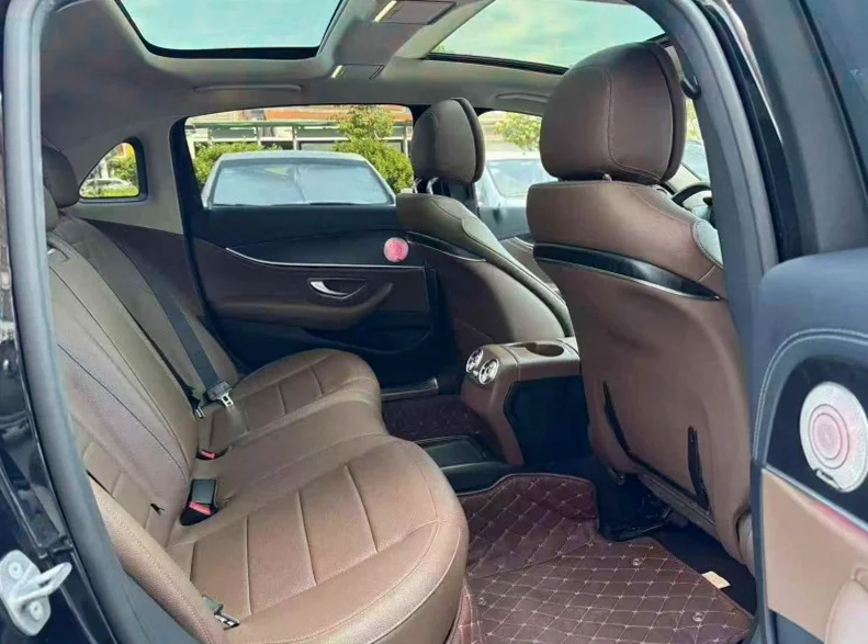 奔驰E 后面外观三