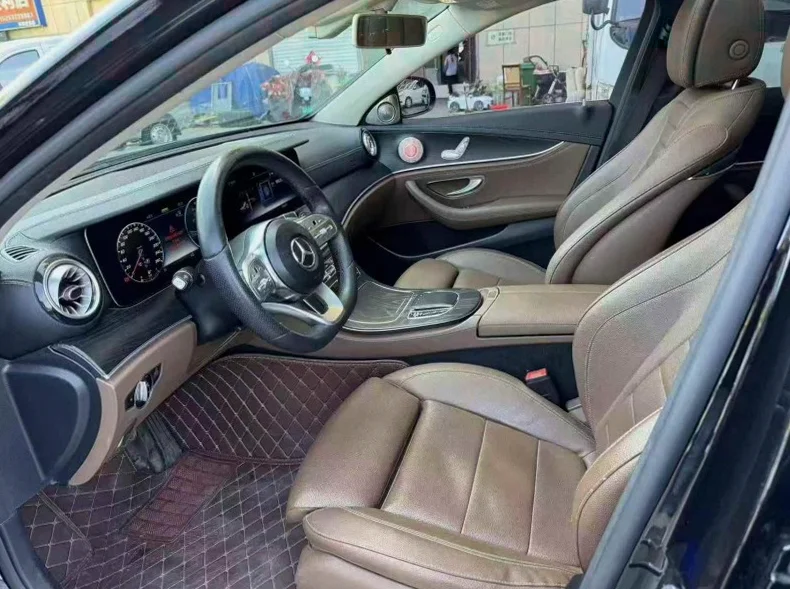 奔驰E 后面外观一