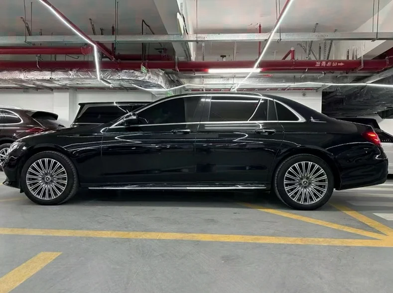 奔驰E 内饰后排