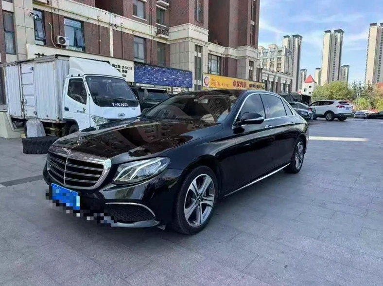 奔驰E 正面外观三