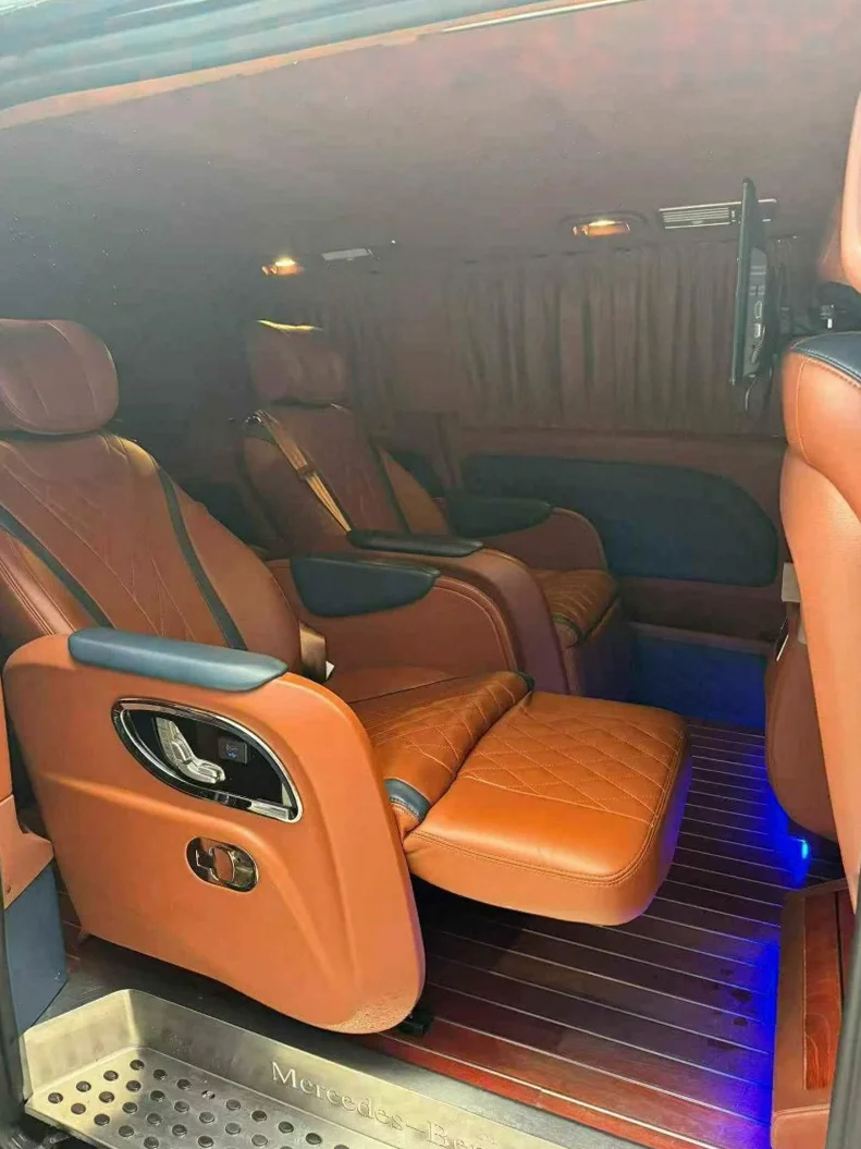 奔驰威霆 后面外观二