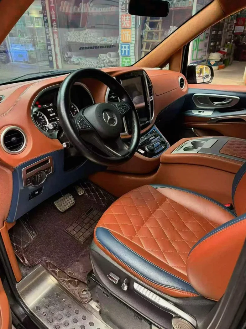 奔驰威霆 后面外观一