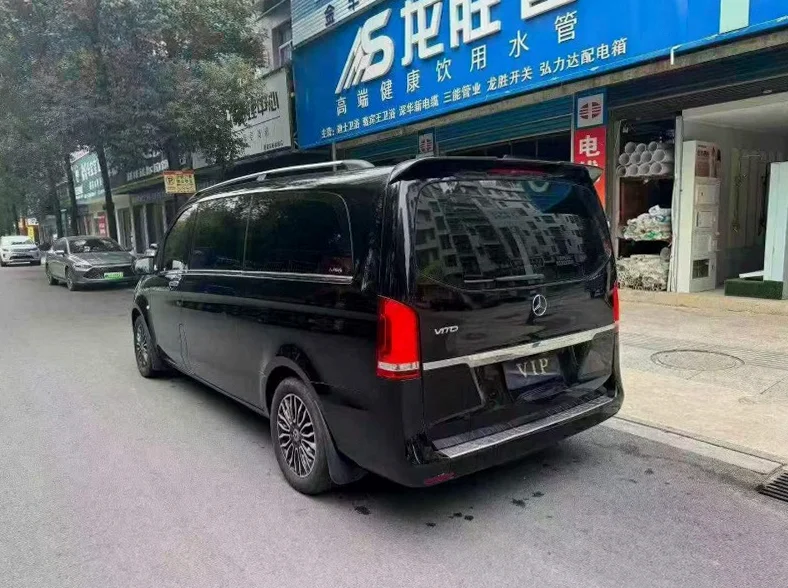 奔驰威霆 内饰后排