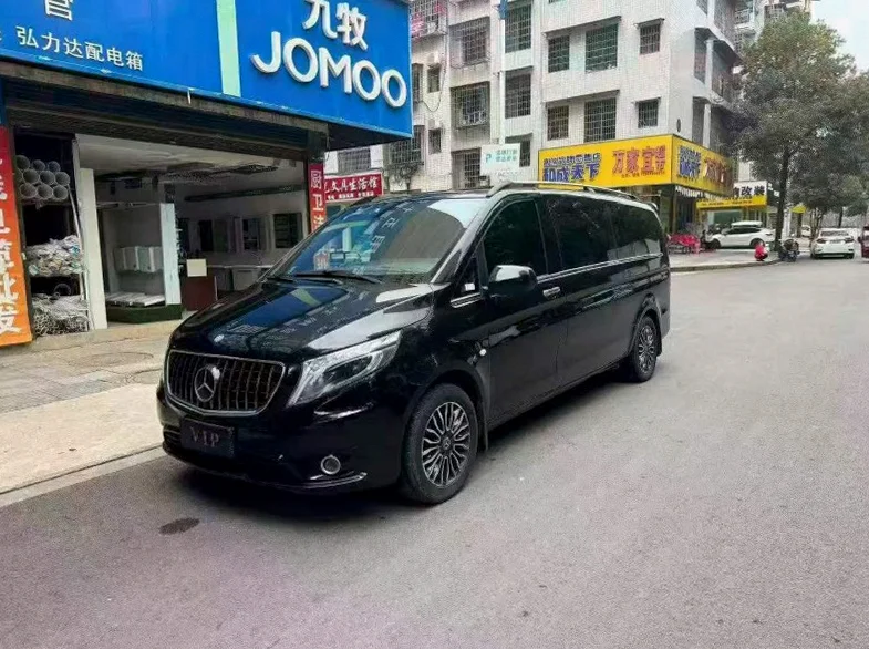 奔驰威霆 正面外观二