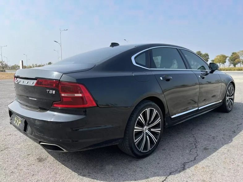 沃尔沃S90 内饰后排