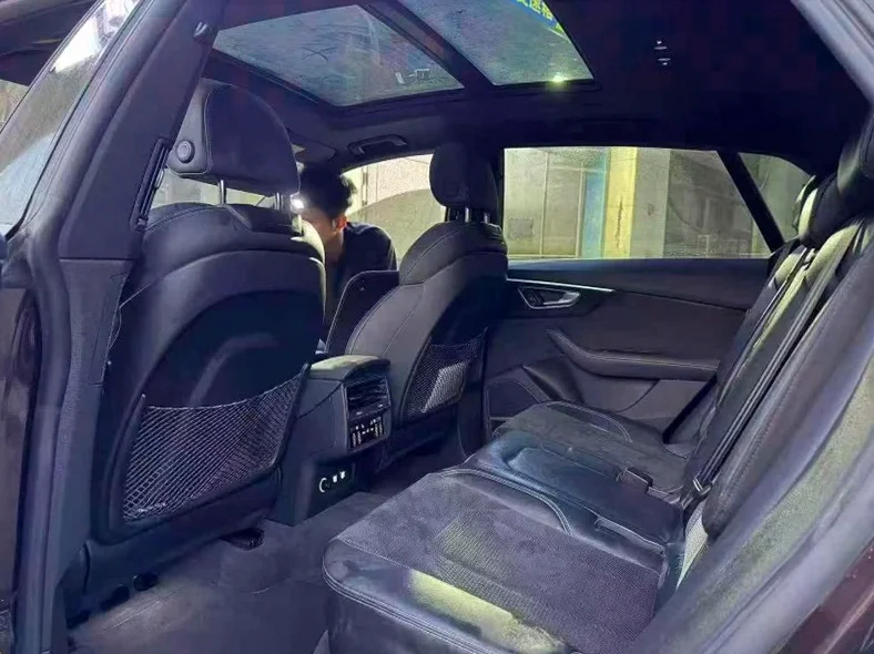 奥迪Q8 后面外观一