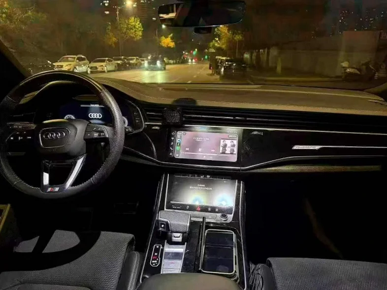 奥迪Q8 内饰前排