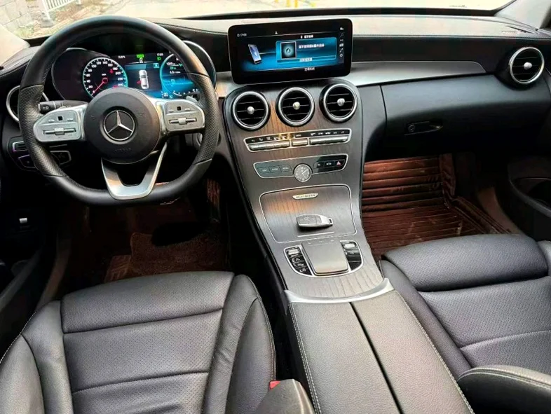 奔驰C 内饰前排