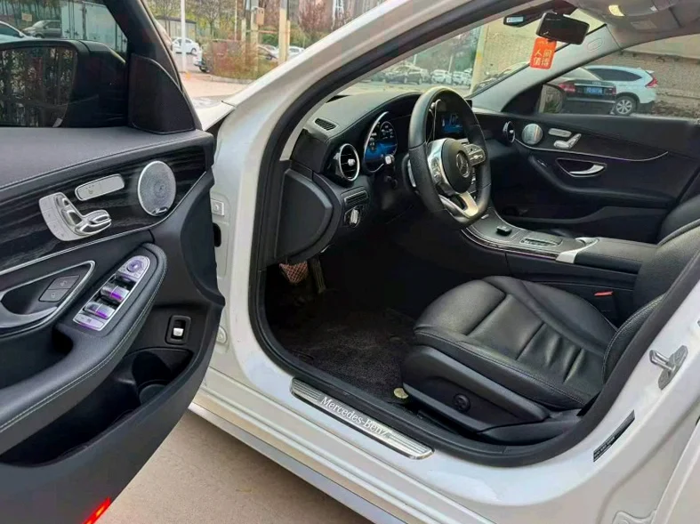 奔驰C 后面外观一