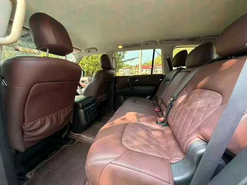 日产途乐 驾驶室