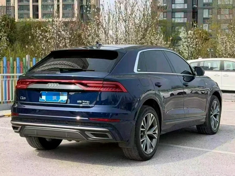 奥迪Q8 内饰前排