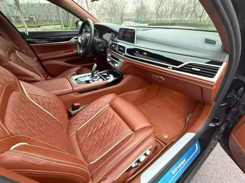 宝马7系 后面外观一