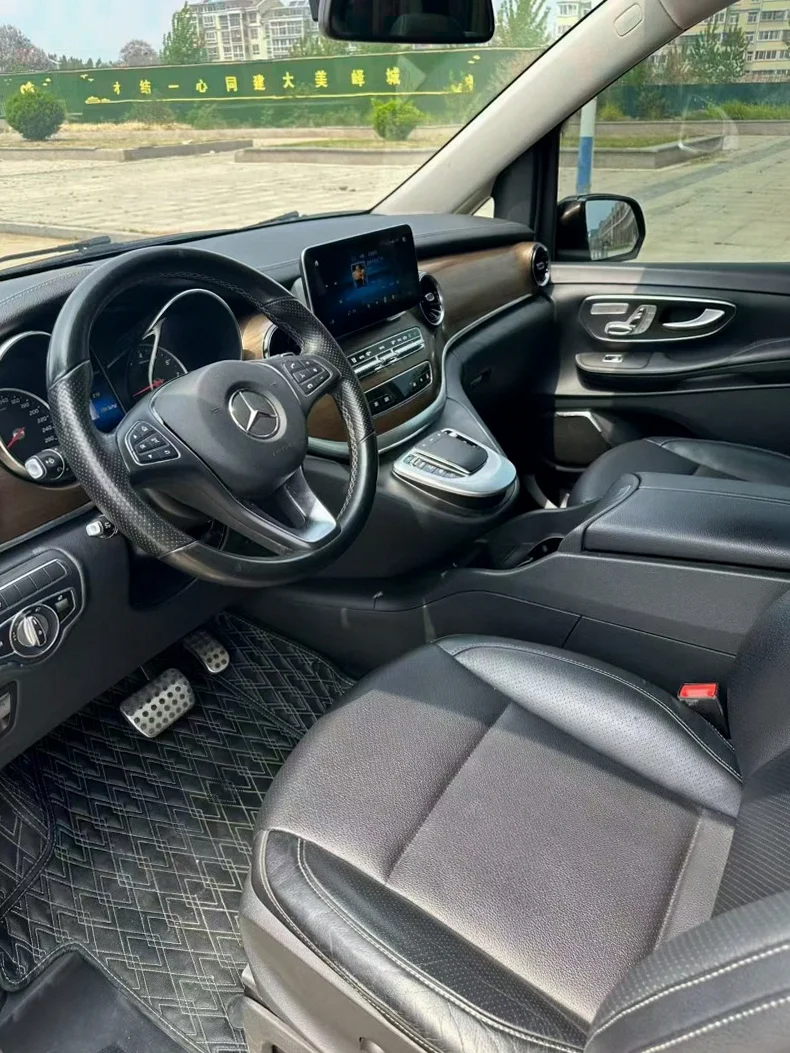 奔驰V 后面外观二