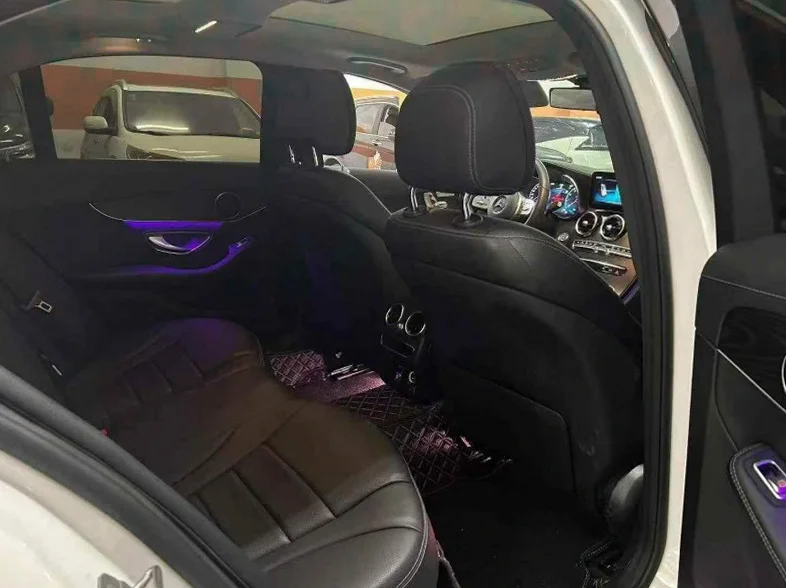 奔驰C 后面外观一