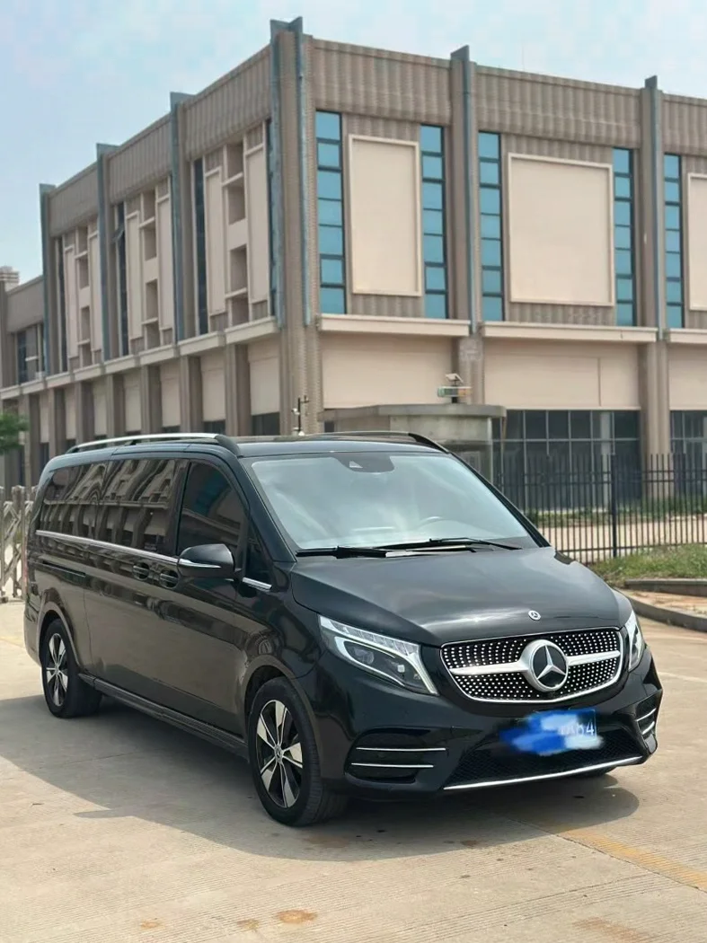 奔驰V 正面外观三