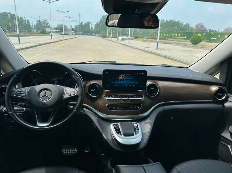 奔驰V 后面外观一