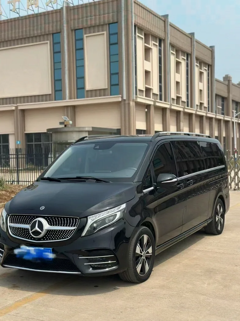 奔驰V 正面外观二