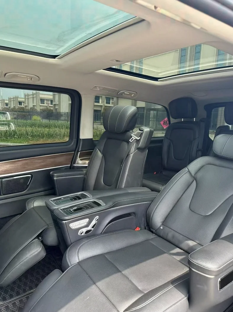 奔驰V 后面外观三