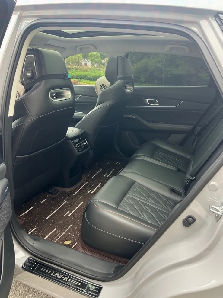 长安汽车UNI 后面外观二