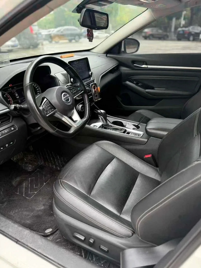 日产天籁 后面外观一