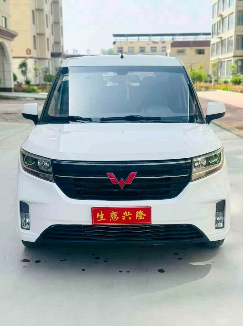 21年五菱宏光plus七座高配