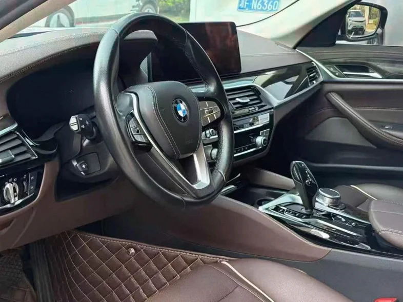 宝马5系 后面外观一