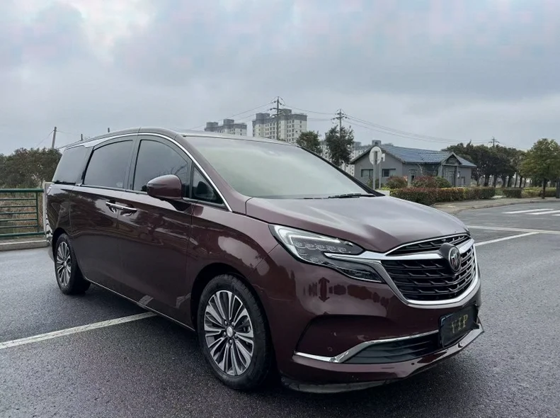 别克GL8 正面外观二